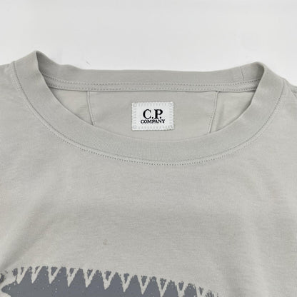 C.P.COMPANY シーピーカンパニー ライトグレー 30/1 Jersey Logo Label Tシャツ トップス