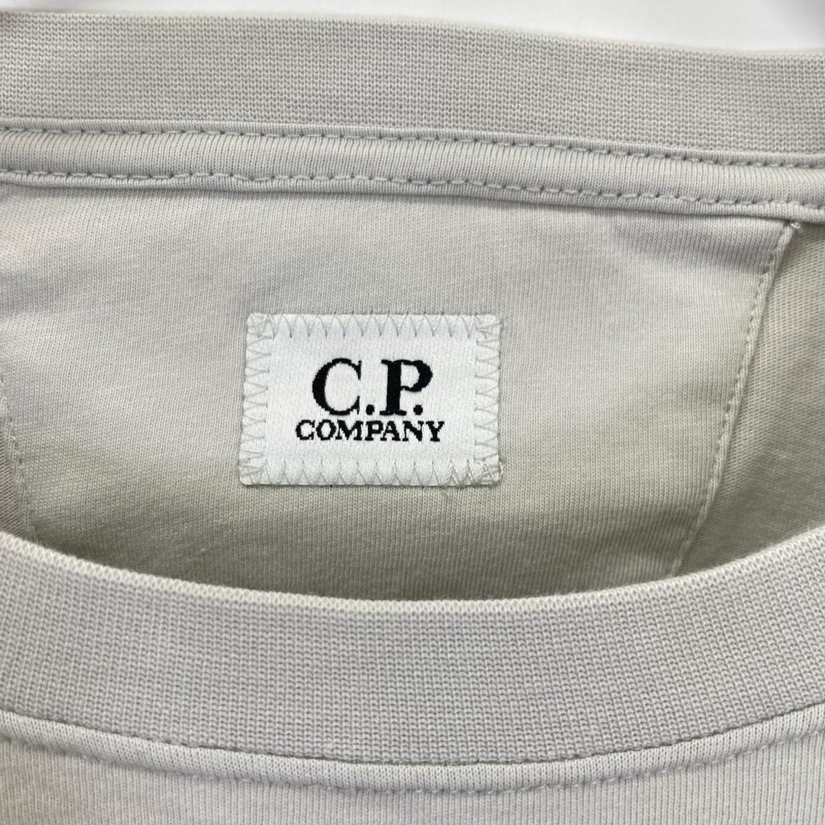 C.P.COMPANY シーピーカンパニー ライトグレー 30/1 Jersey Logo Label Tシャツ トップス