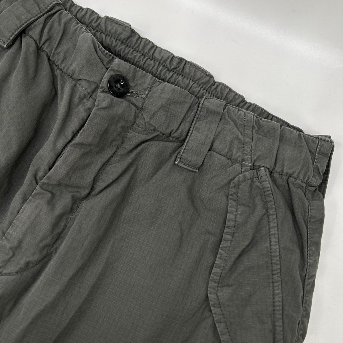 C.P.COMPANY シーピーカンパニー 20CMPA248A 26SS カーキ Cargo Pants In Cotton Rip-Stop Gunetal パンツ ボトムス