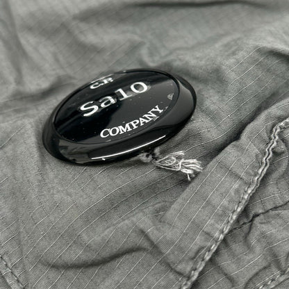 C.P.COMPANY シーピーカンパニー 20CMPA248A 26SS カーキ Cargo Pants In Cotton Rip-Stop Gunetal パンツ ボトムス