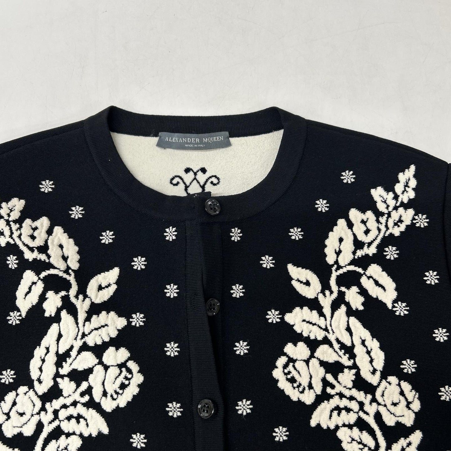 Alexander McQueen アレキサンダーマックイーン 461072 ﾌﾞﾗｯｸ ﾌﾗﾜｰ ｴﾝﾌﾞﾛｲﾀﾞﾘｰ ﾆｯﾄｶｰｶｰﾃﾞｨｶﾞﾝ トップス XS レディース