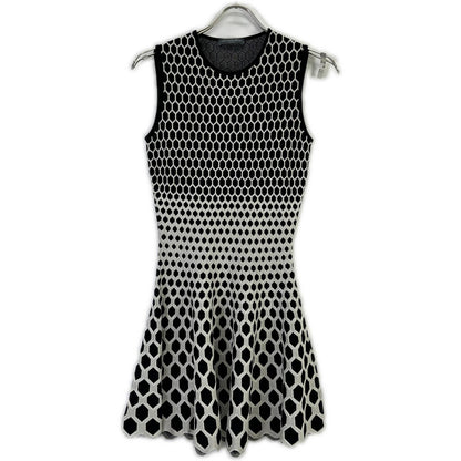Alexander McQueen 亚历山大·麦昆 321142 Q1VNW 黑色蜂窝无袖连衣裙