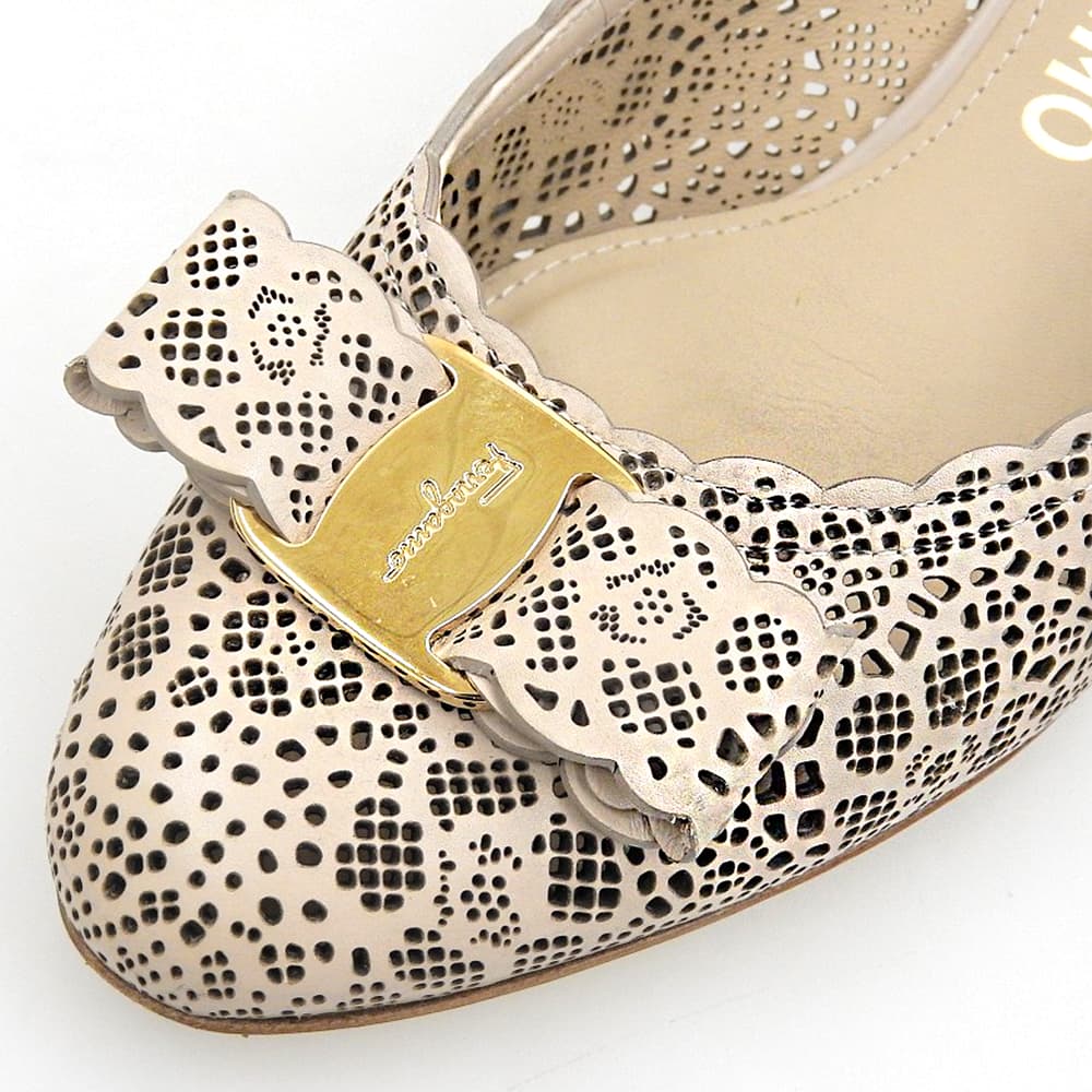 SalvatoreFerragamo サルバトーレフェラガモ 美品 カットワーク レース ヴァラ ヒール パンプス シューズ レディース ピンクベージュ 7D シューズ