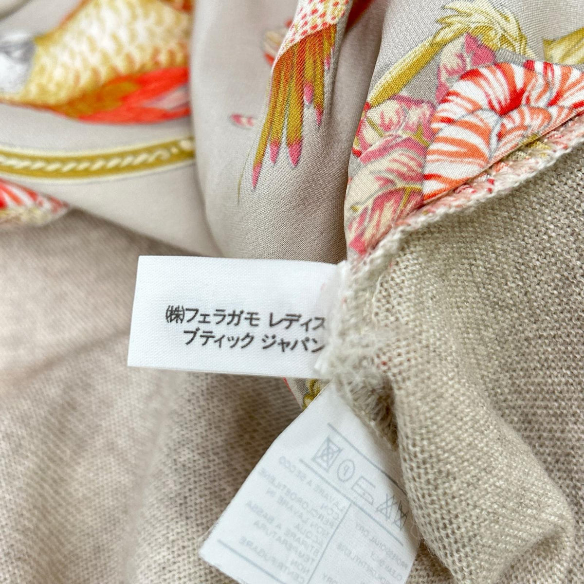 SalvatoreFerragamo サルバトーレフェラガモ グレー アニマルシルクプリント ウールカーディガン アンサンブル トップス